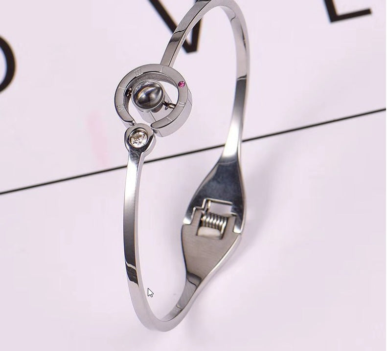 Heart-shaped Projection Necklace