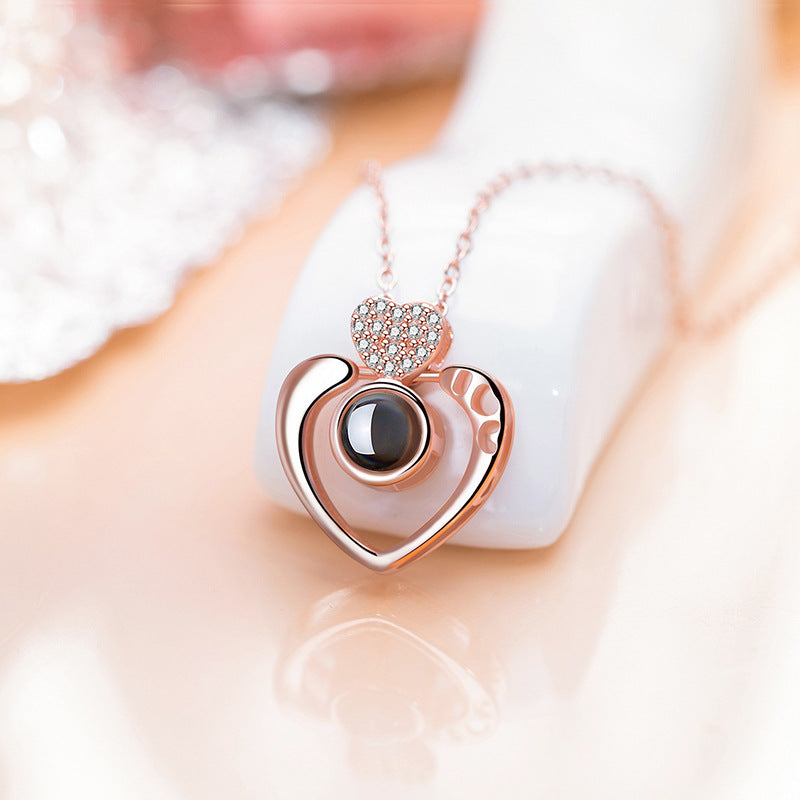 Heart-shaped Projection Necklace